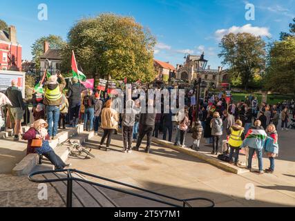 Demonstranten versammeln sich im York Minster, um über Israel und den darauffolgenden Krieg in Gaza zu demonstrieren. York England Vereinigtes Königreich Oktober 2023 Stockfoto