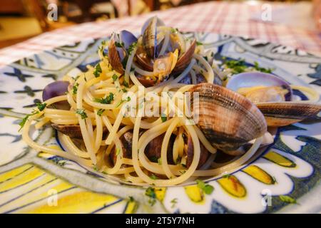 Kontinentales Gericht mit Spaghetti alle Vongole mit Venusmuscheln und Spaghetti. Iseo Italien. September 2023 Stockfoto