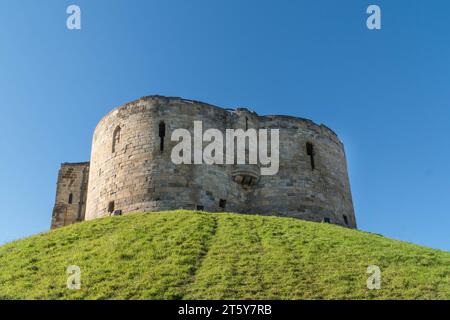 Clifford, s Tower die Ruinen des ursprünglichen Donjons, der die Motte und die Vorburg von York England bildete. Oktober 2023 Stockfoto