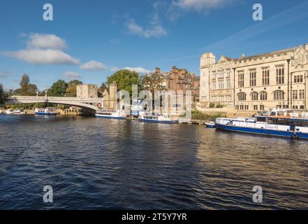 Touristenboote liegen an der Lendal Bridge am Fluss Ouse, York England Großbritannien. Oktober 2023 Stockfoto