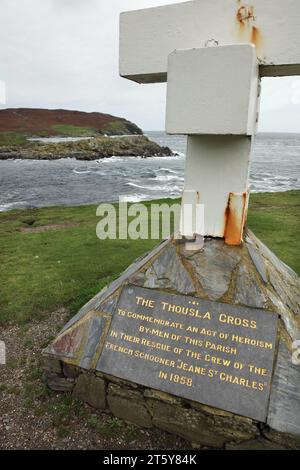 Das Thousla-Kreuz zum Gedenken an die Rettung der Besatzung der Jeane St Charles im Jahr 1858 mit Blick auf den Sound und das Kalb des Menschen auf der Isle of man. Stockfoto