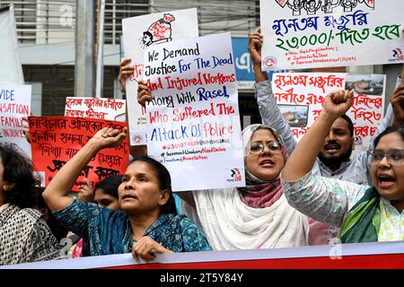 Dhaka, Bangladesch. November 2023. Aktivisten verschiedener Gewerkschaften der Bekleidungsarbeiter nehmen an einem Protest vor dem Büro des Minimal Lohn Board Teil und fordern, vor einer neuen Ankündigung des Mindestlohns am 7. November 2023 in Dhaka, Bangladesch, zu steigen. Quelle: Mamunur Rashid/Alamy Live News Stockfoto