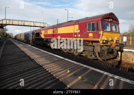 Die DB Cargo Class 66 Lok 66151 fährt am 23.07. Mit dem Nachtzug 6E20 1906 Margam - Immingham am Bahnhof Althorpe vorbei. Stockfoto