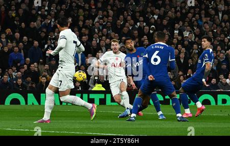 London, Großbritannien. November 2023. Dejan Kulusevski von Tottenham Hotspur (c) erzielt seinen Teams das 1. Tor. Premier League Spiel, Tottenham Hotspur gegen Chelsea im Tottenham Hotspur Stadium in London am Montag, 6. November 2023 . Dieses Bild darf nur für redaktionelle Zwecke verwendet werden. Foto nur für redaktionelle Verwendung von Sandra Mailer/Andrew Orchard Sportfotografie/Alamy Live News Credit: Andrew Orchard Sportfotografie/Alamy Live News Stockfoto