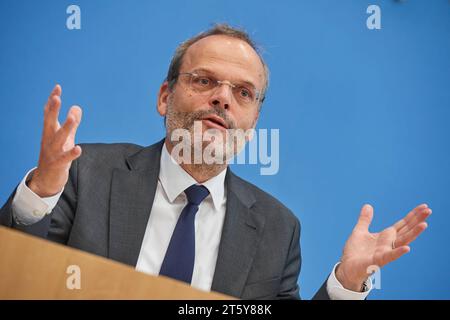 Bundespressekonferenz zum Lagebild Antisemitismus am 07.11.2023 in Berlin. Foto: Felix Klein, Beauftragter der Bundesregierung für juedisches Leben in Deutschland und den Kampf gegen Antisemitismus die Amadeu Antonio Stiftung sieht in Deutschland eine neue Welle des Antisemitismus. So wuerden woechentliche Angriffe auf Erinnerungsorte die Arbeit der Gedenkstaetten massiv behindern, heisst es in einem am Dienstag in Berlin vorgestellten Zivilgesellschaftlichen Lagebild Antisemitismus der Stiftung. Der Antisemitismusbeauftragte der Bundesregierung, Felix Klein, wies auf die bundesweite Beschaed Stockfoto