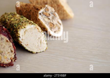 Rollen türkischer Delikatessen mit vielen verschiedenen Aromen und Füllungen aus nächster Nähe auf dem Tisch der Händler Markt Basar mit Kopierraum Stockfoto
