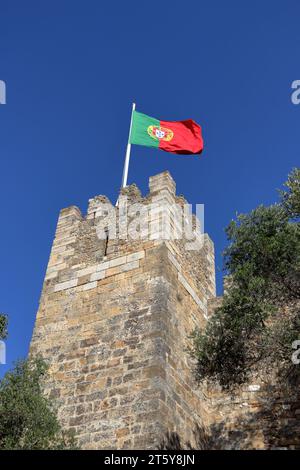 Portugiesische Nationalflagge auf der Burg St. Georg (Castelo de São Jorge) in Lissabon Stockfoto