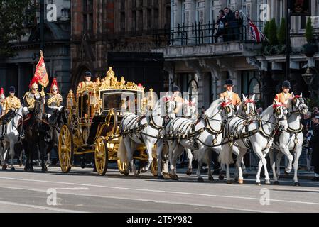 London, Großbritannien. 7. November 2023. König Karl III. Und Königin Camilla auf einer königlichen Prozession auf dem Weg zur Rede des Königs und zur Eröffnung des Parlaments. Anrede: Andrea Domeniconi/Alamy Live News Stockfoto