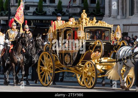 London, Großbritannien. 7. November 2023. König Karl III. Und Königin Camilla auf einer königlichen Prozession auf dem Weg zur Rede des Königs und zur Eröffnung des Parlaments. Anrede: Andrea Domeniconi/Alamy Live News Stockfoto