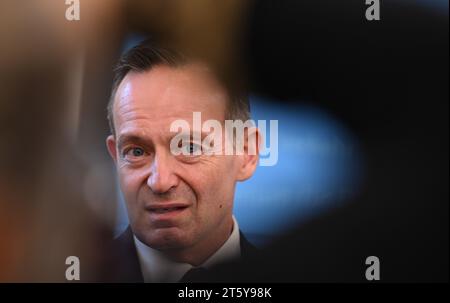 Berlin, Deutschland. November 2023. Volker Wissing (FDP), Bundesverkehrsminister, spricht auf einer Pressekonferenz zur weiteren Finanzierung des Deutschlandtickets. Quelle: Britta Pedersen/dpa/Alamy Live News Stockfoto