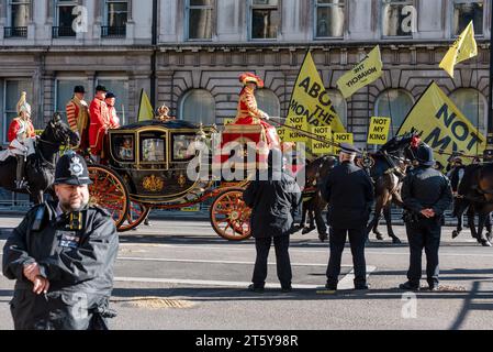 London, Großbritannien. 7. November 2023. König Karl III. Und Königin Camilla auf einer königlichen Prozession auf dem Weg zur Rede des Königs und zur Eröffnung des Parlaments. Anrede: Andrea Domeniconi/Alamy Live News Stockfoto