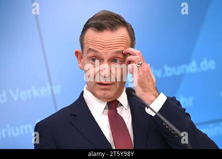 Berlin, Deutschland. November 2023. Volker Wissing (FDP), Bundesverkehrsminister, spricht auf einer Pressekonferenz zur weiteren Finanzierung des Deutschlandtickets. Quelle: Britta Pedersen/dpa/Alamy Live News Stockfoto