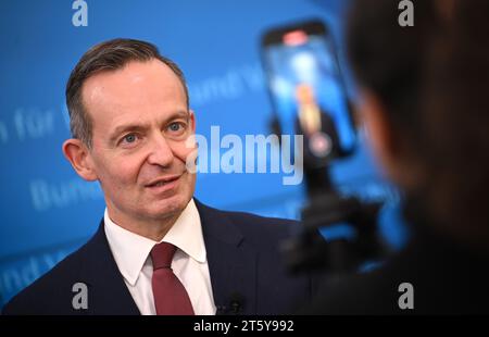 Berlin, Deutschland. November 2023. Volker Wissing (FDP), Bundesverkehrsminister, spricht auf einer Pressekonferenz zur weiteren Finanzierung des Deutschlandtickets. Quelle: Britta Pedersen/dpa/Alamy Live News Stockfoto