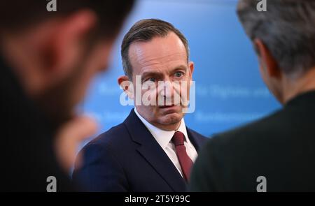 Berlin, Deutschland. November 2023. Volker Wissing (FDP), Bundesverkehrsminister, spricht auf einer Pressekonferenz zur weiteren Finanzierung des Deutschlandtickets. Quelle: Britta Pedersen/dpa/Alamy Live News Stockfoto