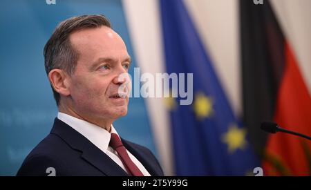 Berlin, Deutschland. November 2023. Volker Wissing (FDP), Bundesverkehrsminister, spricht auf einer Pressekonferenz zur weiteren Finanzierung des Deutschlandtickets. Quelle: Britta Pedersen/dpa/Alamy Live News Stockfoto