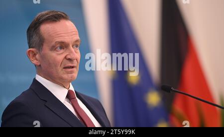 Berlin, Deutschland. November 2023. Volker Wissing (FDP), Bundesverkehrsminister, spricht auf einer Pressekonferenz zur weiteren Finanzierung des Deutschlandtickets. Quelle: Britta Pedersen/dpa/Alamy Live News Stockfoto