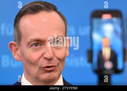 Berlin, Deutschland. November 2023. Volker Wissing (FDP), Bundesverkehrsminister, spricht auf einer Pressekonferenz zur weiteren Finanzierung des Deutschlandtickets. Quelle: Britta Pedersen/dpa/Alamy Live News Stockfoto