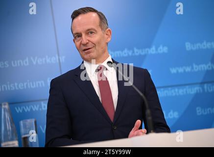 Berlin, Deutschland. November 2023. Volker Wissing (FDP), Bundesverkehrsminister, spricht auf einer Pressekonferenz zur weiteren Finanzierung des Deutschlandtickets. Quelle: Britta Pedersen/dpa/Alamy Live News Stockfoto