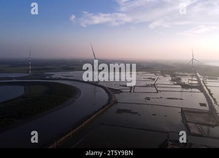 Cox's Bazar. 30. Oktober 2023. Dieses Luftbild, aufgenommen am 30. Oktober 2023, zeigt den Standort von Cox's Bazar Windenergieprojekt in Bangladesch. Khuruschkul, einst ein kleines Dorf im Bangladeschs Stadtteil Cox's Bazar, etwa 400 km südöstlich der Hauptstadt Dhaka, beherbergt Bangladeschs erstes Windkraftwerk, das von einem chinesischen Unternehmen gebaut wurde. Die Anlage, ein großes zentrales Windkraftwerk mit 22 Windturbinen mit einer Leistung von nur 3 Megawatt (MW), hat ihren Betrieb aufgenommen, was die Energiewende und die umweltfreundliche Entwicklung des südasiatischen Landes erleichtert. Quelle: Salim/Xinhua/Alamy Live News Stockfoto