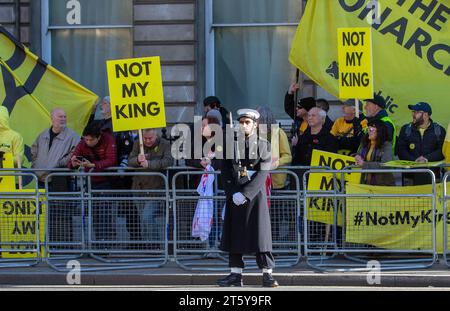 London, England, Großbritannien. November 2023. Mitglieder der Anti-Monarchie-Gruppe Republic protestieren auf dem Weg von König Karl III., als er zum Palast von Westminster geht, bevor der Staat das britische parlament eröffnet. (Kreditbild: © Tayfun Salci/ZUMA Press Wire) NUR REDAKTIONELLE VERWENDUNG! Nicht für kommerzielle ZWECKE! Quelle: ZUMA Press, Inc./Alamy Live News Stockfoto