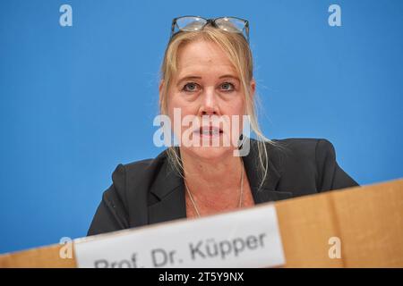 Bundespressekonferenz zum Lagebild Antisemitismus am 07.11.2023 in Berlin. Foto: Beate Kuepper Küpper, Sozialpsychologin und Professorin für soziale Arbeit die Amadeu Antonio Stiftung sieht in Deutschland eine neue Welle des Antisemitismus. So wuerden woechentliche Angriffe auf Erinnerungsorte die Arbeit der Gedenkstaetten massiv behindern, heisst es in einem am Dienstag in Berlin vorgestellten Zivilgesellschaftlichen Lagebild Antisemitismus der Stiftung. Der Antisemitismusbeauftragte der Bundesregierung, Felix Klein, wies auf die bundesweite Beschaedigung und Zerstoerung von Plakaten der Bil Stockfoto