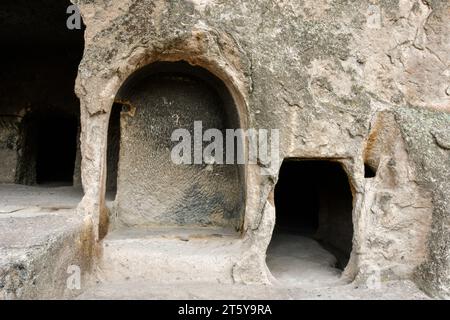 Nahaufnahme eines antiken Höhleneingangs, Vardzia Kloster Cave City, Georgia Stockfoto