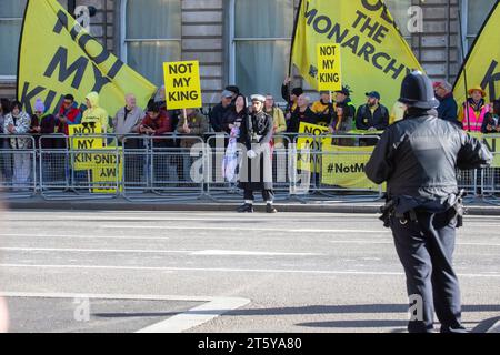 London, England, Großbritannien. November 2023. Mitglieder der Anti-Monarchie-Gruppe Republic protestieren auf dem Weg von König Karl III., als er zum Palast von Westminster geht, bevor der Staat das britische parlament eröffnet. (Kreditbild: © Tayfun Salci/ZUMA Press Wire) NUR REDAKTIONELLE VERWENDUNG! Nicht für kommerzielle ZWECKE! Quelle: ZUMA Press, Inc./Alamy Live News Stockfoto