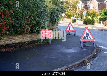 Fußwegsschließungsschilder an einer Kurve in einem Weg auf einem Wohngut. Stockfoto