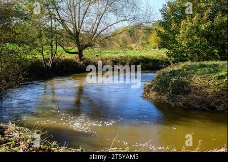 Biegen Sie im Herbst in einem Bach durch eine ländliche Landschaft. Stockfoto