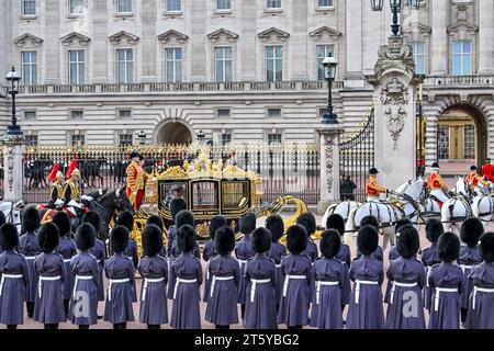 London, Großbritannien. November 2023. König Karl III. Kehrt nach der Eröffnung des Parlaments in London in den Buckingham Palace zurück. Quelle: LFP/Alamy Live News Stockfoto