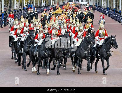 London, Großbritannien. November 2023. König Karl III. Kehrt nach der Eröffnung des Parlaments in London in den Buckingham Palace zurück. Quelle: LFP/Alamy Live News Stockfoto