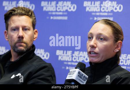 Charleroi, Kanada. November 2023. Der belgische Mannschaftskapitän Wim Fissette und die belgische Yanina Wickmayer wurden während einer Pressekonferenz im Vorfeld des Treffens zwischen Belgien und Ungarn in den Play-offs für den Billie Jean King Cup am Dienstag, den 7. November 2023, in Charleroi vorgestellt. BELGA FOTO BENOIT DOPPAGNE Credit: Belga News Agency/Alamy Live News Stockfoto
