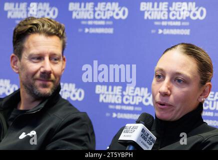 Charleroi, Kanada. November 2023. Der belgische Mannschaftskapitän Wim Fissette und die belgische Yanina Wickmayer wurden während einer Pressekonferenz im Vorfeld des Treffens zwischen Belgien und Ungarn in den Play-offs für den Billie Jean King Cup am Dienstag, den 7. November 2023, in Charleroi vorgestellt. BELGA FOTO BENOIT DOPPAGNE Credit: Belga News Agency/Alamy Live News Stockfoto