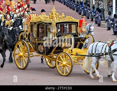 London, Großbritannien. November 2023. König Karl III. Kehrt nach der Eröffnung des Parlaments in London in den Buckingham Palace zurück. Quelle: LFP/Alamy Live News Stockfoto