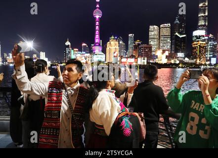 (231107) -- SHANGHAI, 7. November 2023 (Xinhua) -- peruanischer Handwerker Mamani fotografiert im Bund im ostchinesischen Shanghai, 2. November 2023. Auf der ersten China International Import Expo (CIIE) führte Ma Yuxia, eine chinesische Geschäftsfrau, die Plüschalpakas des peruanischen Handwerkers Mamani auf den chinesischen Markt ein. MA und ihre Partner mieteten auf der ersten CIIE einen Stand von nur 9 Quadratmetern, um diese Spielzeuge und andere traditionelle Handwerkskunst aus Peru zu präsentieren und zu bewerben. Sie gründeten auch ihre eigene Marke, Warmpaca (was „warmes Alpaka“ bedeutet). Das Geschäft war unerwartet erfolgreich Stockfoto