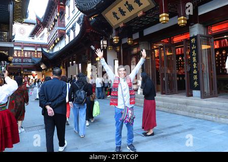 (231107) -- SHANGHAI, 7. November 2023 (Xinhua) -- peruanischer Handwerker Mamani besucht Yuyuan Garden im ostchinesischen Shanghai, 2. November 2023. Auf der ersten China International Import Expo (CIIE) führte Ma Yuxia, eine chinesische Geschäftsfrau, die Plüschalpakas des peruanischen Handwerkers Mamani auf den chinesischen Markt ein. MA und ihre Partner mieteten auf der ersten CIIE einen Stand von nur 9 Quadratmetern, um diese Spielzeuge und andere traditionelle Handwerkskunst aus Peru zu präsentieren und zu bewerben. Sie gründeten auch ihre eigene Marke, Warmpaca (was „warmes Alpaka“ bedeutet). Das Geschäft war unerwartet erfolgreich. Stockfoto