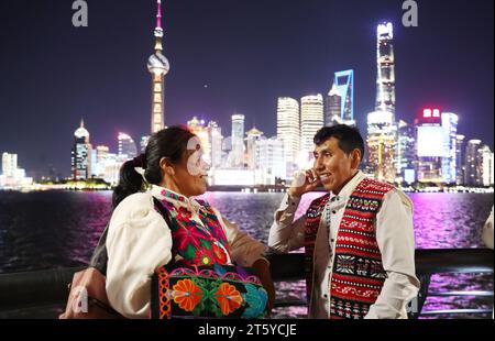 (231107) -- SHANGHAI, 7. November 2023 (Xinhua) -- peruanische Handwerker Mamani und seine Frau Gloria besuchen den Bund im ostchinesischen Shanghai, 2. November 2023. Auf der ersten China International Import Expo (CIIE) führte Ma Yuxia, eine chinesische Geschäftsfrau, die Plüschalpakas des peruanischen Handwerkers Mamani auf den chinesischen Markt ein. MA und ihre Partner mieteten auf der ersten CIIE einen Stand von nur 9 Quadratmetern, um diese Spielzeuge und andere traditionelle Handwerkskunst aus Peru zu präsentieren und zu bewerben. Sie gründeten auch ihre eigene Marke, Warmpaca (was „warmes Alpaka“ bedeutet). Das Geschäft war unerwartet Stockfoto