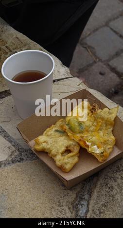 Bakwan Krapfen und Tee in weißen Plastikbechern Stockfoto