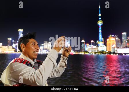 (231107) -- SHANGHAI, 7. November 2023 (Xinhua) -- peruanischer Handwerker Mamani fotografiert im Bund im ostchinesischen Shanghai, 2. November 2023. Auf der ersten China International Import Expo (CIIE) führte Ma Yuxia, eine chinesische Geschäftsfrau, die Plüschalpakas des peruanischen Handwerkers Mamani auf den chinesischen Markt ein. MA und ihre Partner mieteten auf der ersten CIIE einen Stand von nur 9 Quadratmetern, um diese Spielzeuge und andere traditionelle Handwerkskunst aus Peru zu präsentieren und zu bewerben. Sie gründeten auch ihre eigene Marke, Warmpaca (was „warmes Alpaka“ bedeutet). Das Geschäft war unerwartet erfolgreich Stockfoto