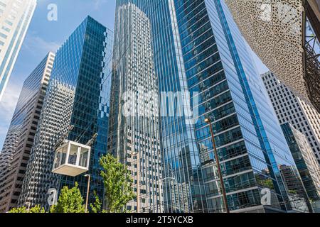 San Francisco, Kalifornien, USA - August 21,2019 : Reflexion über Wolkenkratzer in San Francisco Stockfoto