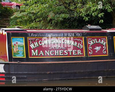 Dekoration auf dem schmalen Boot Skylark, das in Denford am Caldon Canal vertäut ist Stockfoto