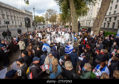 London, England, Großbritannien. November 2023. Mitglieder der jüdischen Gemeinde in London veranstalten einen Protest vor der Downing Street, in dem sie die Freilassung der Geiseln fordern, um den ersten Monat der Hamas-Angriffe in Israel zu feiern. (Kreditbild: © Tayfun Salci/ZUMA Press Wire) NUR REDAKTIONELLE VERWENDUNG! Nicht für kommerzielle ZWECKE! Stockfoto