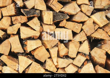 Holzhaufen mit Brennholz-Nahaufnahme als Hintergrund Stockfoto