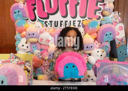 FOTOS WURDEN AM MITTWOCH, DEN 8. NOVEMBER, 0001 GESPERRT. London, Großbritannien. November 2023. Die 9-jährige Isabella mit Fluffie Stuffiez, eines der besten Spielzeuge dieses Weihnachten, vorgestellt auf der Dreamtoys 2023 in London. Die Liste der Toy Retailer Association sagt voraus, was dieses Weihnachten heiß sein wird. Kredit: Katie Collins/EMPICS/Alamy Stockfoto