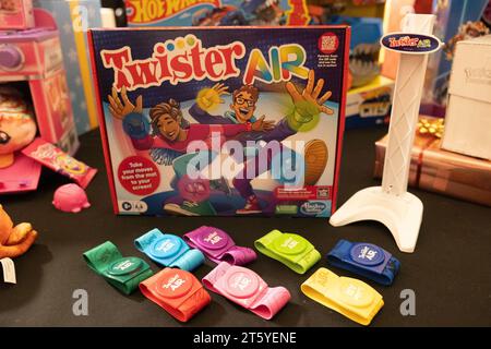 FOTOS WURDEN AM MITTWOCH, DEN 8. NOVEMBER, 0001 GESPERRT. London, Großbritannien. November 2023. Twister Air, eines der besten Spielzeuge dieses Weihnachten, wurde auf der Dreamtoys 2023 in London vorgestellt. Die Liste der Toy Retailer Association sagt voraus, was dieses Weihnachten heiß sein wird. Quelle: Katie Collins/EMPICS/Alamy Live News Stockfoto