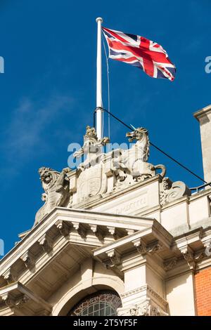 Die Flagge der Union Jack fliegt an einem sonnigen Tag mit blauem Himmel über dem Rathaus von Colchester. Das Rathaus ist ein denkmalgeschütztes Gebäude. Essex. UK. (136) Stockfoto