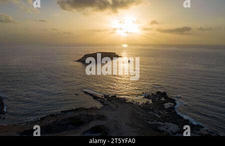 Luftaufnahme der Insel Yeronisos bei Sonnenuntergang, Kap Drepanum, Agios Georgios, Zypern Stockfoto