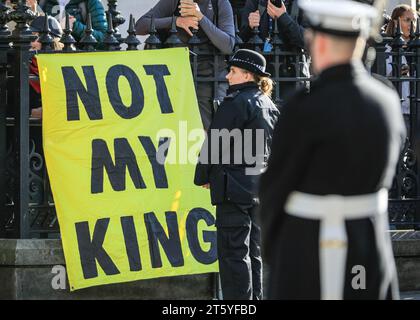 London, Großbritannien. November 2023. Anti-Monarchie-Demonstranten tragen Plakate, Plakate und Banner mit dem Titel „Not My King“, die sich auf Whitehall versammeln, während die königliche Prozession und die Kutsche auf dem Prozessionsweg für die Rede des Königs und die Öffnung des Parlaments an ihnen vorbeifahren. Quelle: Imageplotter/Alamy Live News Stockfoto