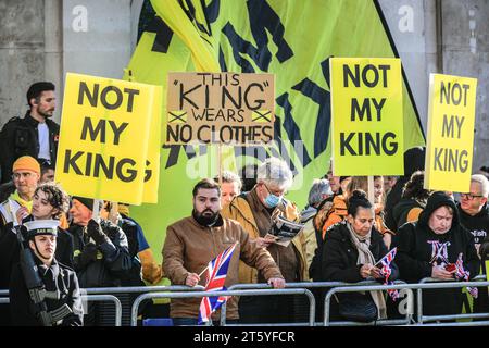 London, Großbritannien. November 2023. Anti-Monarchie-Demonstranten tragen Plakate, Plakate und Banner mit dem Titel „Not My King“, die sich auf Whitehall versammeln, während die königliche Prozession und die Kutsche auf dem Prozessionsweg für die Rede des Königs und die Öffnung des Parlaments an ihnen vorbeifahren. Quelle: Imageplotter/Alamy Live News Stockfoto