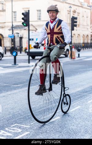 Penny Farthing-Fahrer, der am Rennrennen von London nach Brighton teilnimmt, Oldtimer-Rennen durch Westminster, London, Großbritannien Stockfoto